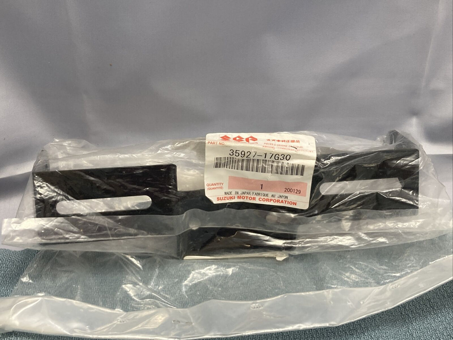 NEW GENUINE SUZUKI 35927-17G30 BRACKET, LISCENSE PLATE 2003-2009
