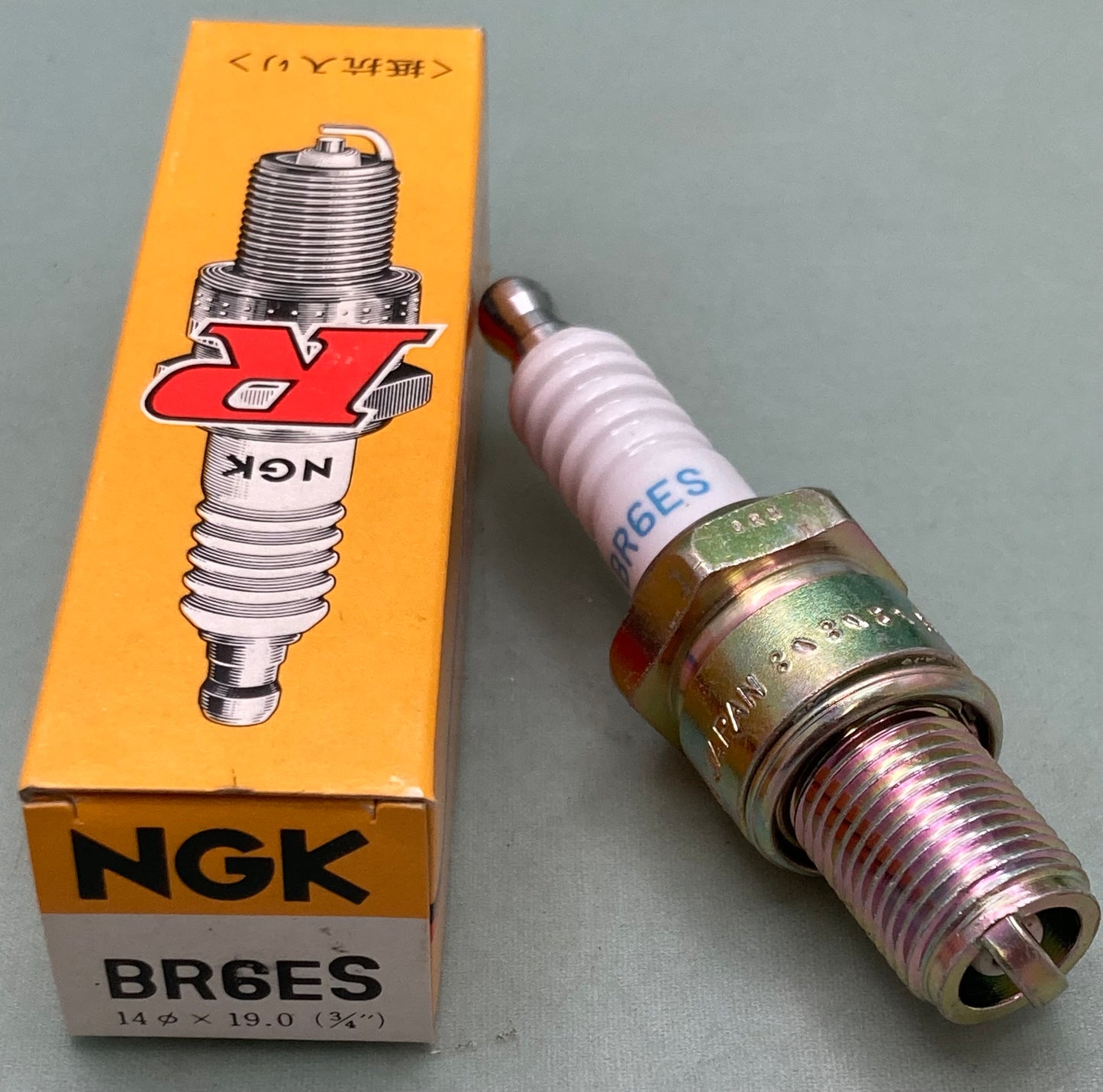 QTY 4 New Genuine NGK BR6ES Spark Plug