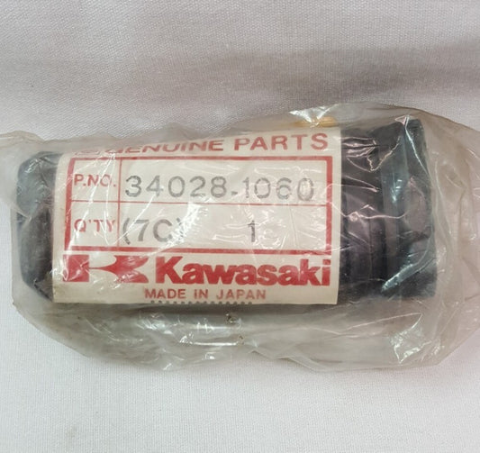 NEW GENUINE KAWASAKI 34028-1060 STEP, RR, RUBBER ZX1100 ZX550 ZX750 Ninja ZX900