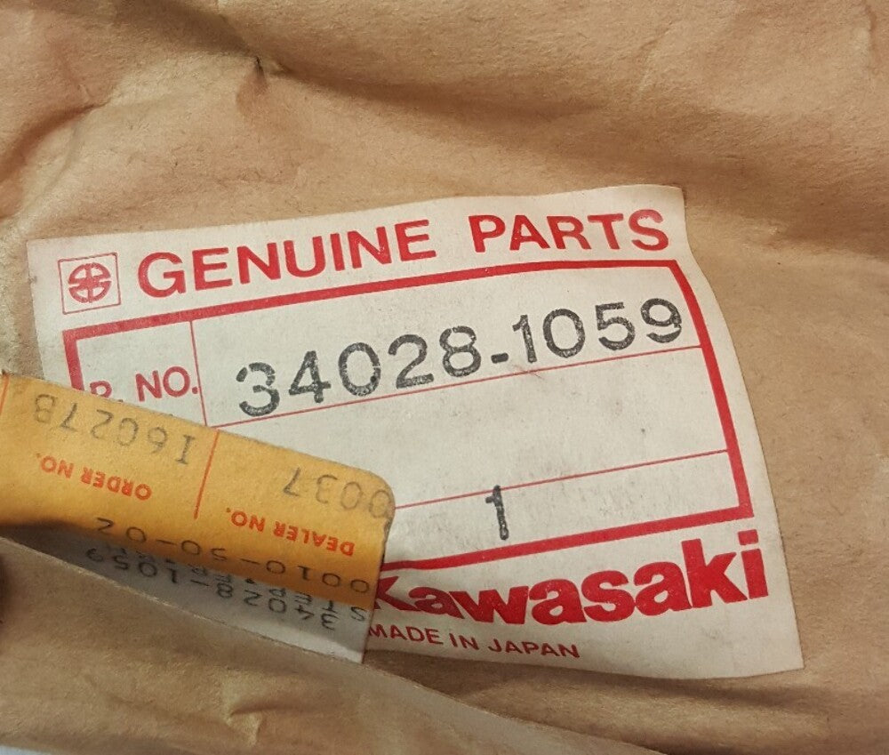 NEW GENUINE KAWASAKI 34028-1059 STEP, FR, RH GPz ZX1100 ZX550 ZX750