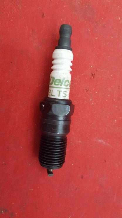 New ACDelco R42LTS GM 19157987 #8 spark plugs