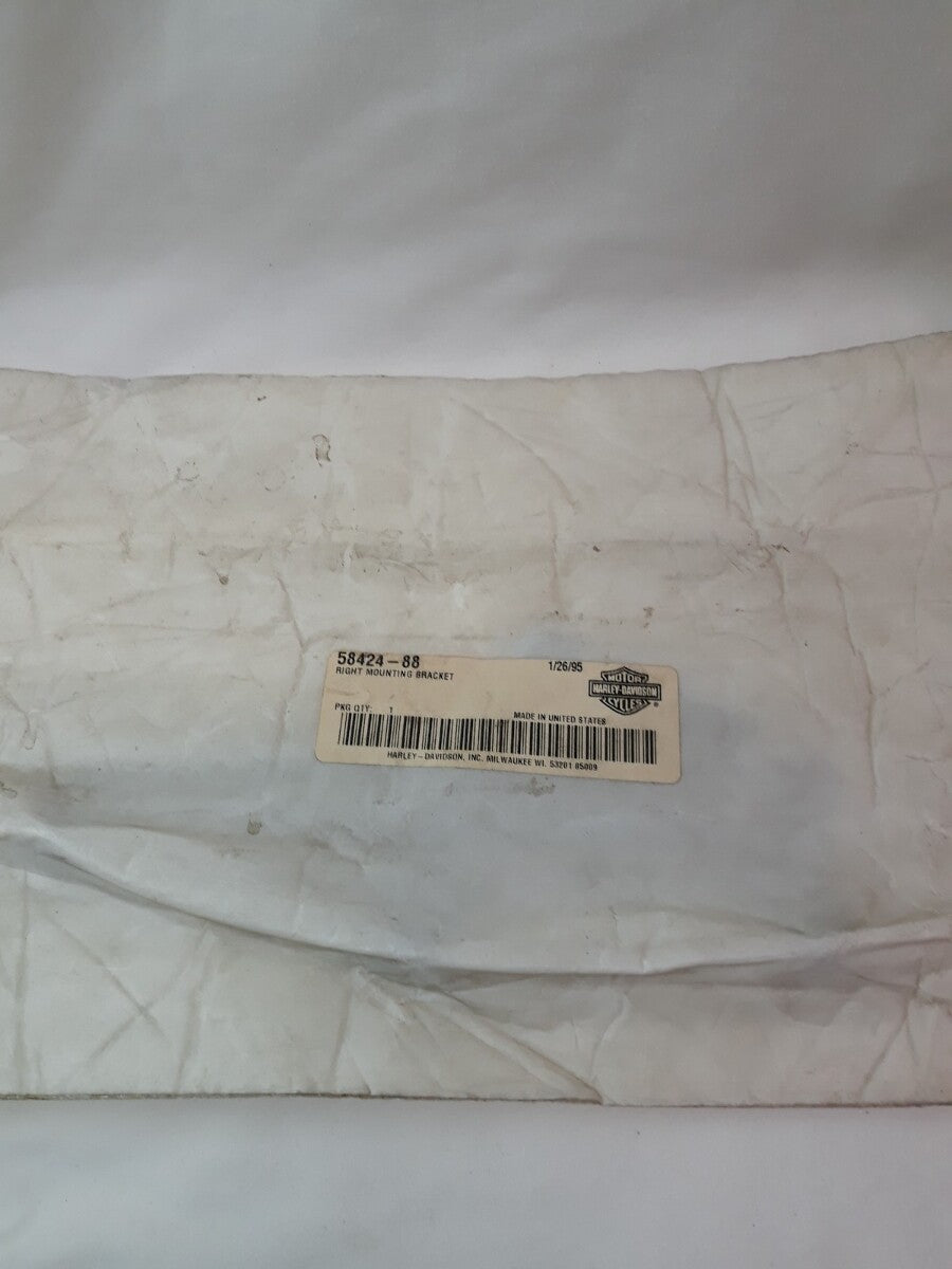 NEW HARLEY DAVIDSON Right Side Windshield Mounting Bracket Black Part# 58424-88