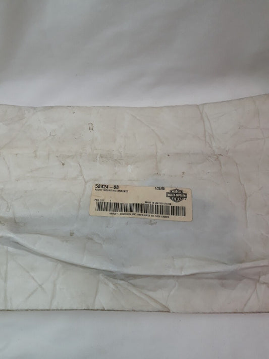 NEW HARLEY DAVIDSON Right Side Windshield Mounting Bracket Black Part# 58424-88