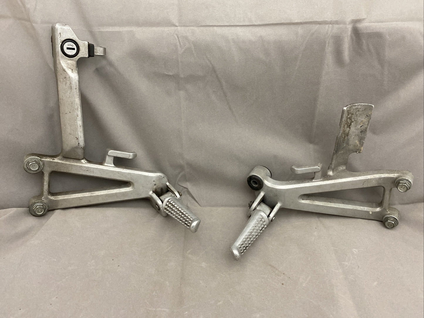 Set MV9-R And L Passenger Footrest Foot Pegs Bracket Honda CBR600 91-98 Stock