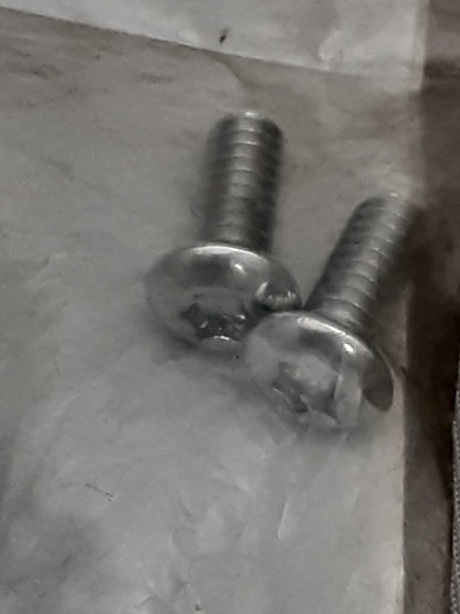 NEW GENUINE HARLEY DAVIDSON 94589-98 QTY2 10-24 x 1/2 Torx button head screw