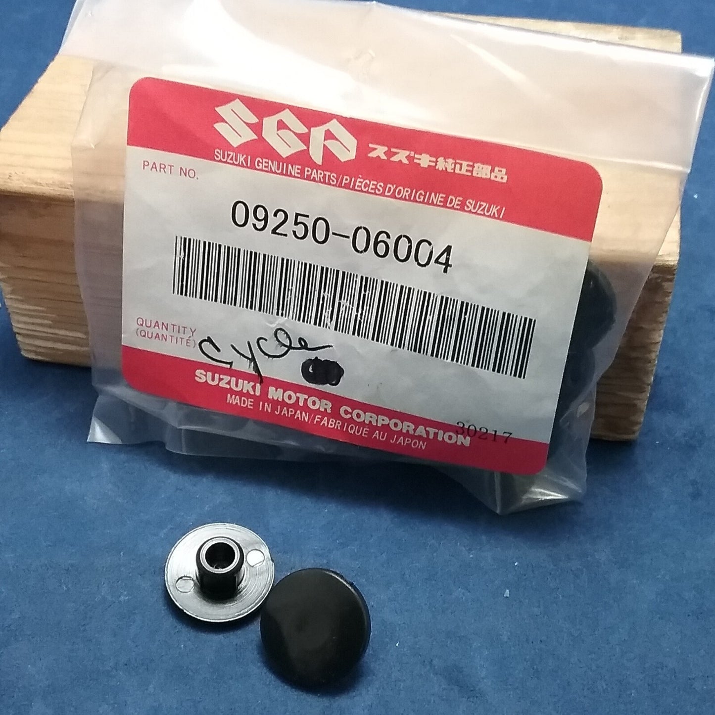 QTY2 NEW GENUINE SUZUKI 09250-06004 CAP, STEERING STEM