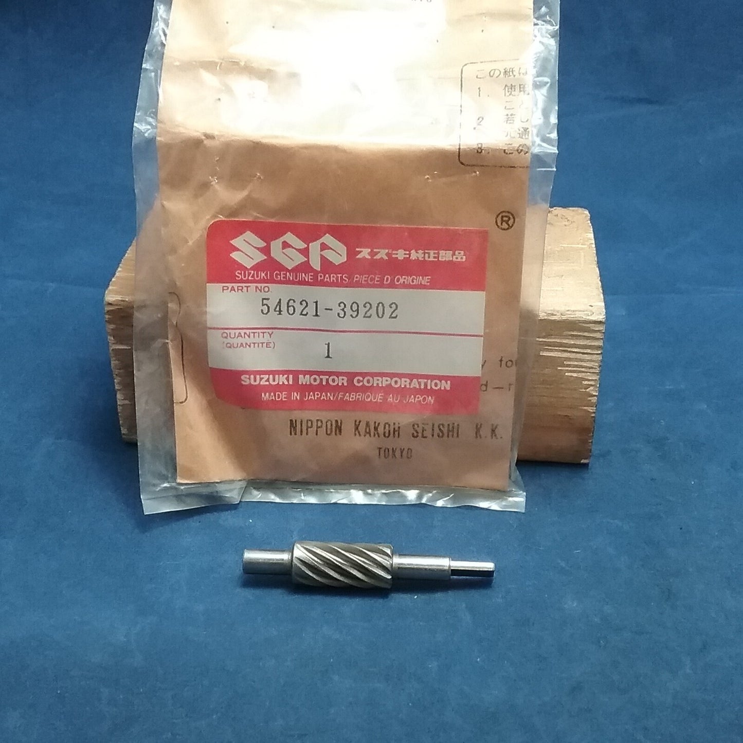 NEW GENUINE SUZUKI 54621-39202 PINION, SPEEDOMETER (NT:9) GN125 DR100 SP100