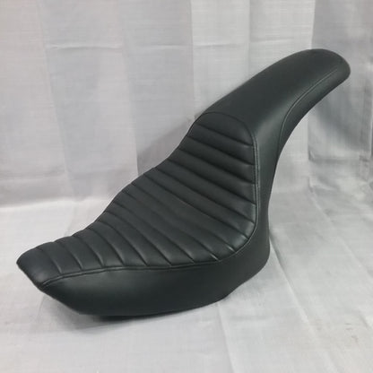 SADDLEMEN 806-12-148 SEAT PROFILER TUCK AND ROLL BLACK HARLEY FXST 2006-2009
