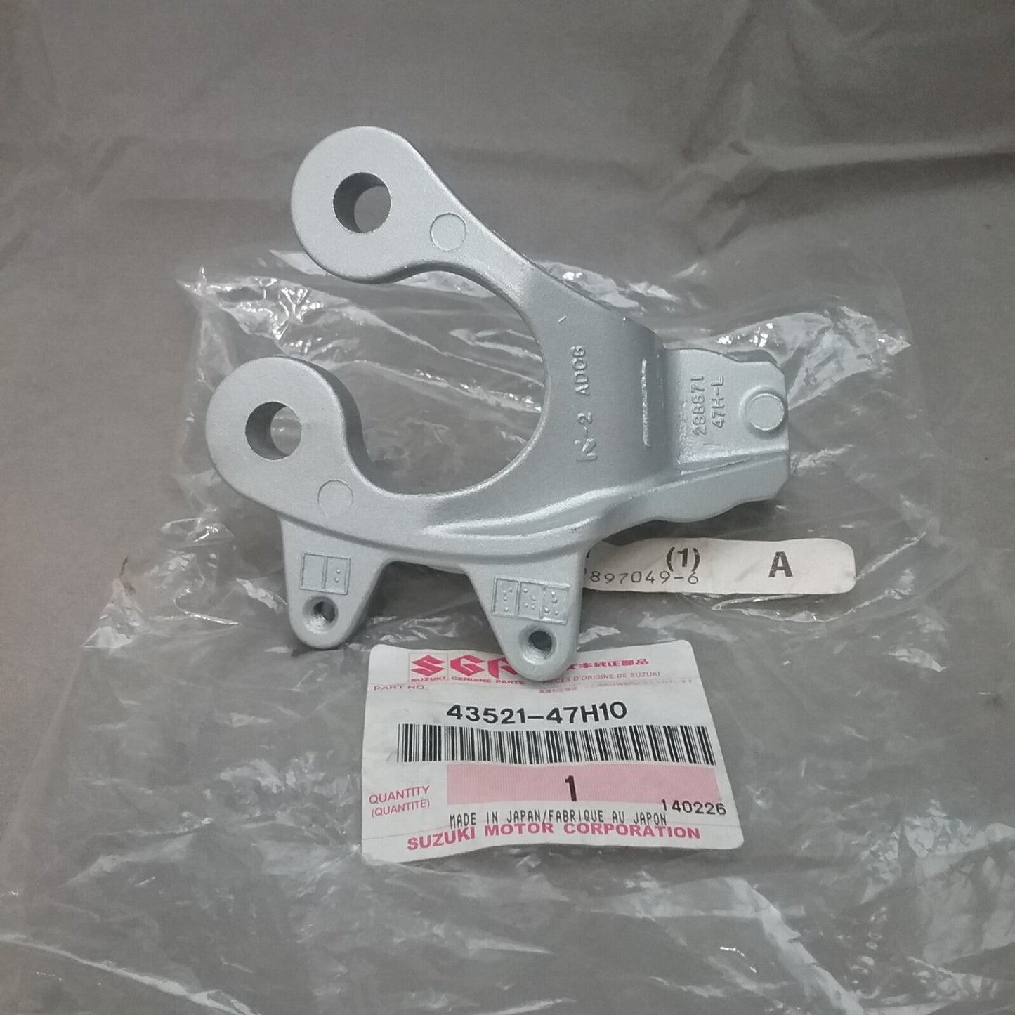 NEW GENUINE SUZUKI 43521-47H10 FRONT RIGHT FOOT RESTR BRACKET 2011-2014