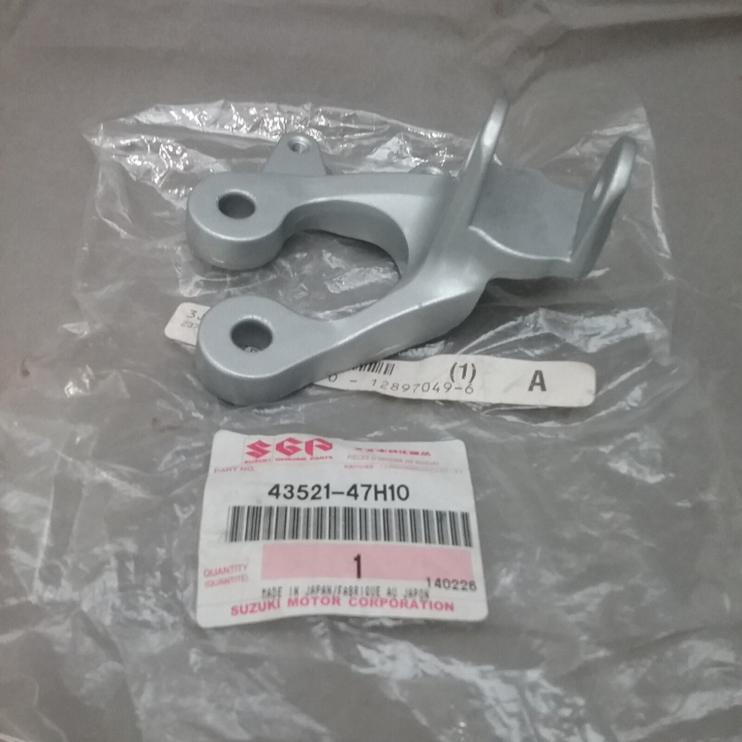 NEW GENUINE SUZUKI 43521-47H10 FRONT RIGHT FOOT RESTR BRACKET 2011-2014