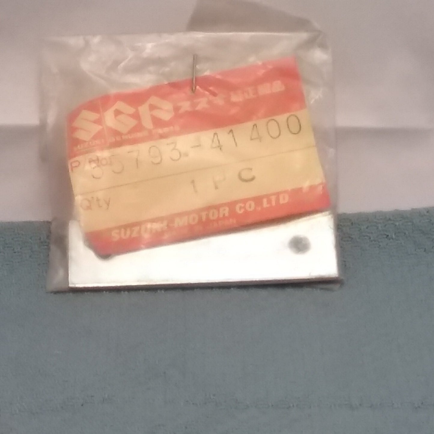 NEW GENUINE SUZUKI 35793-41400 PLATE REAR COMBINATION LAMP PE250 PE175