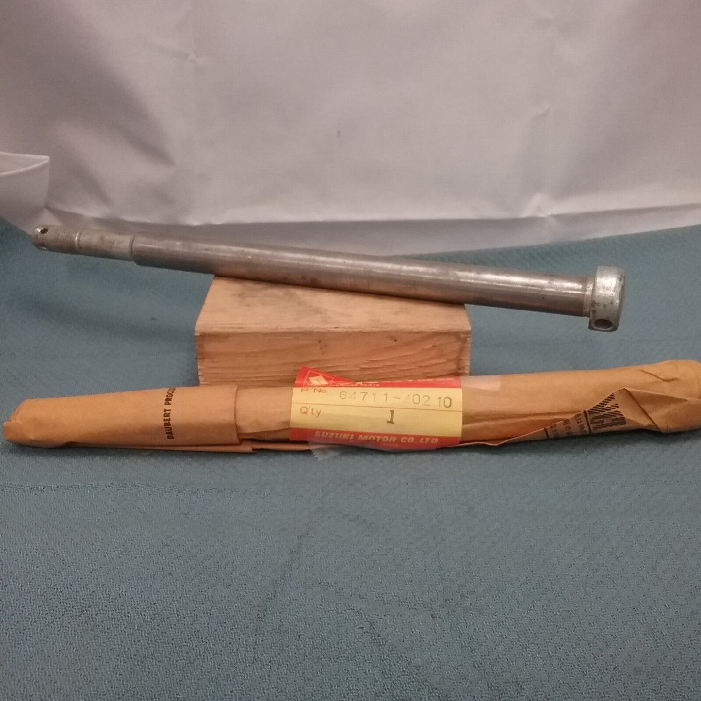 NEW GENUINE SUZUKI 64711-40210 AXLE, REAR RM100 RS175 1979-1982