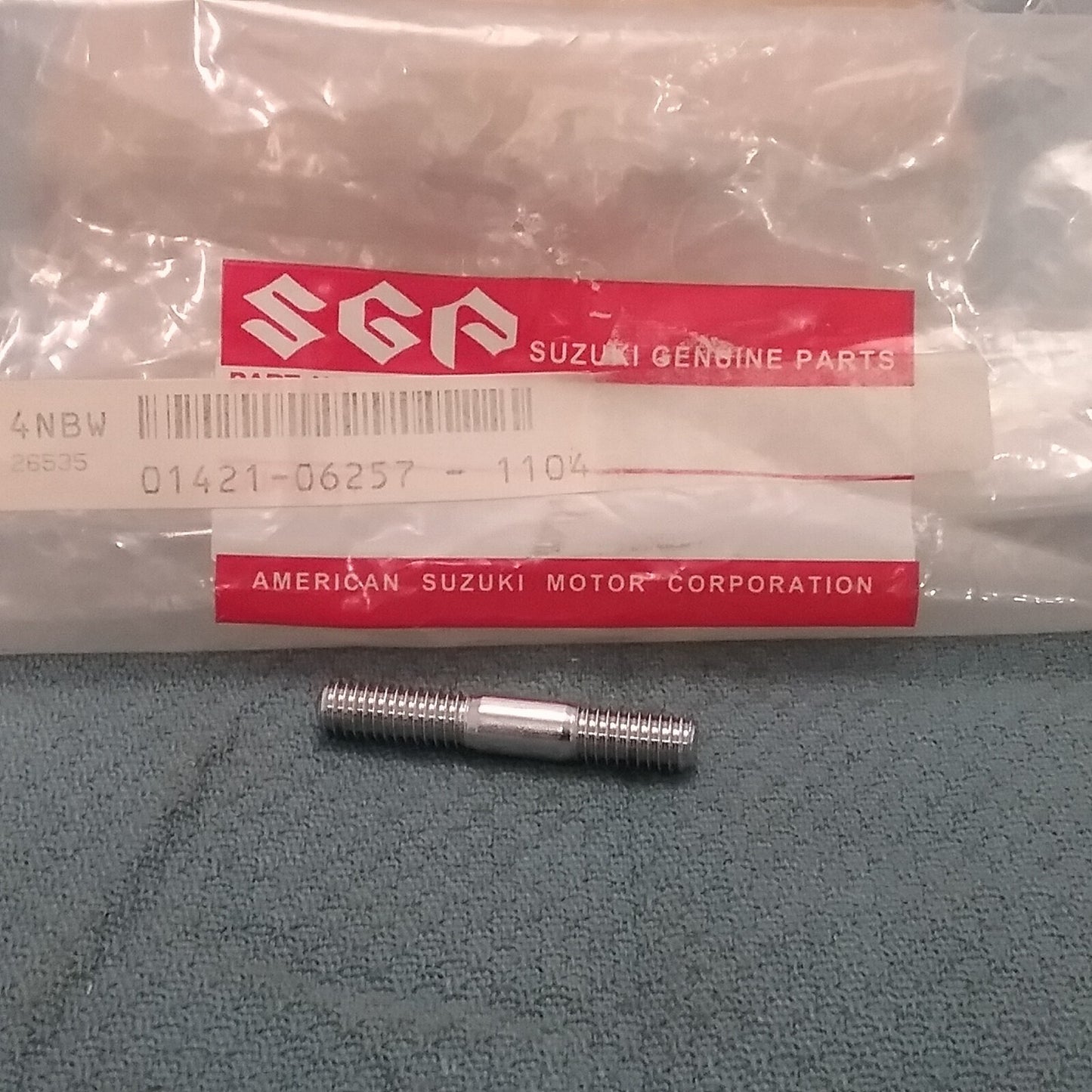 NEW GENUINE SUZUKI 01421-06257 STUD BOLT (L:25) OIL PUMP 1980-1997