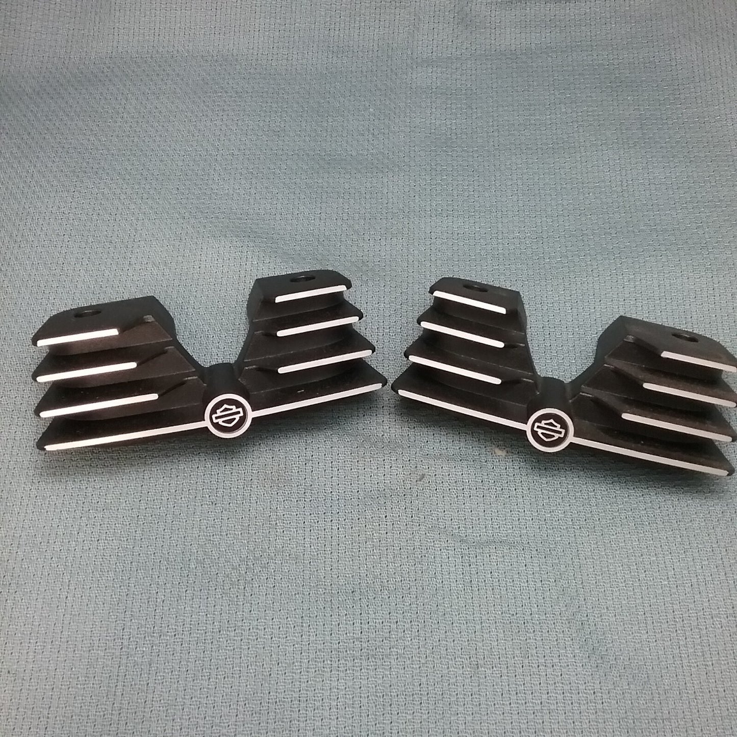 NEW GENUINE HARLEY-DAVIDSON 61400148 FINNED HEADBOLT BRIDGE, FRONT & BACK SET