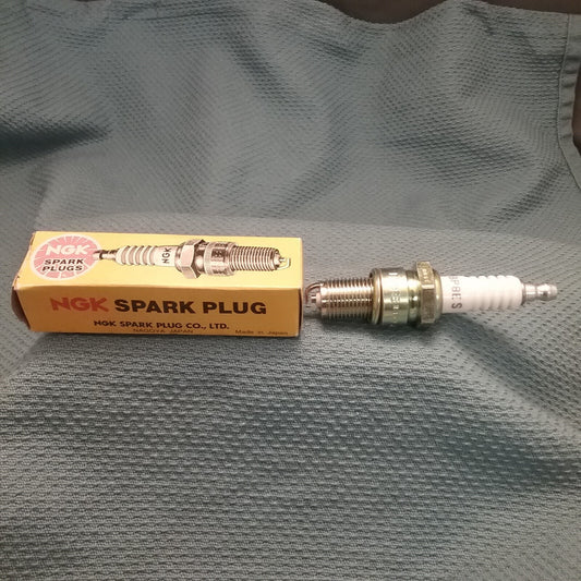 QTY 2, NEW NGK BP8ES SPARK PLUG REPLACES KAWASAKI 92070-1140, #2912, 1988-1989