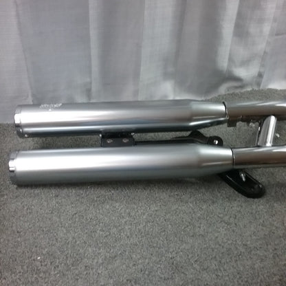 VANCE & HINES DUAL EXHAUST SYSTEM W/ HD BRACKET 65500106 & HEAT SHIELDS SOFTAIL