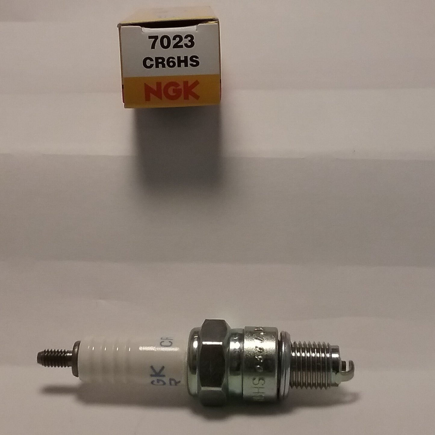 QTY 2, NEW NGK CR6HS Nickel Spark Plug 7023 YAMAHA 94701-00282-00 86-04