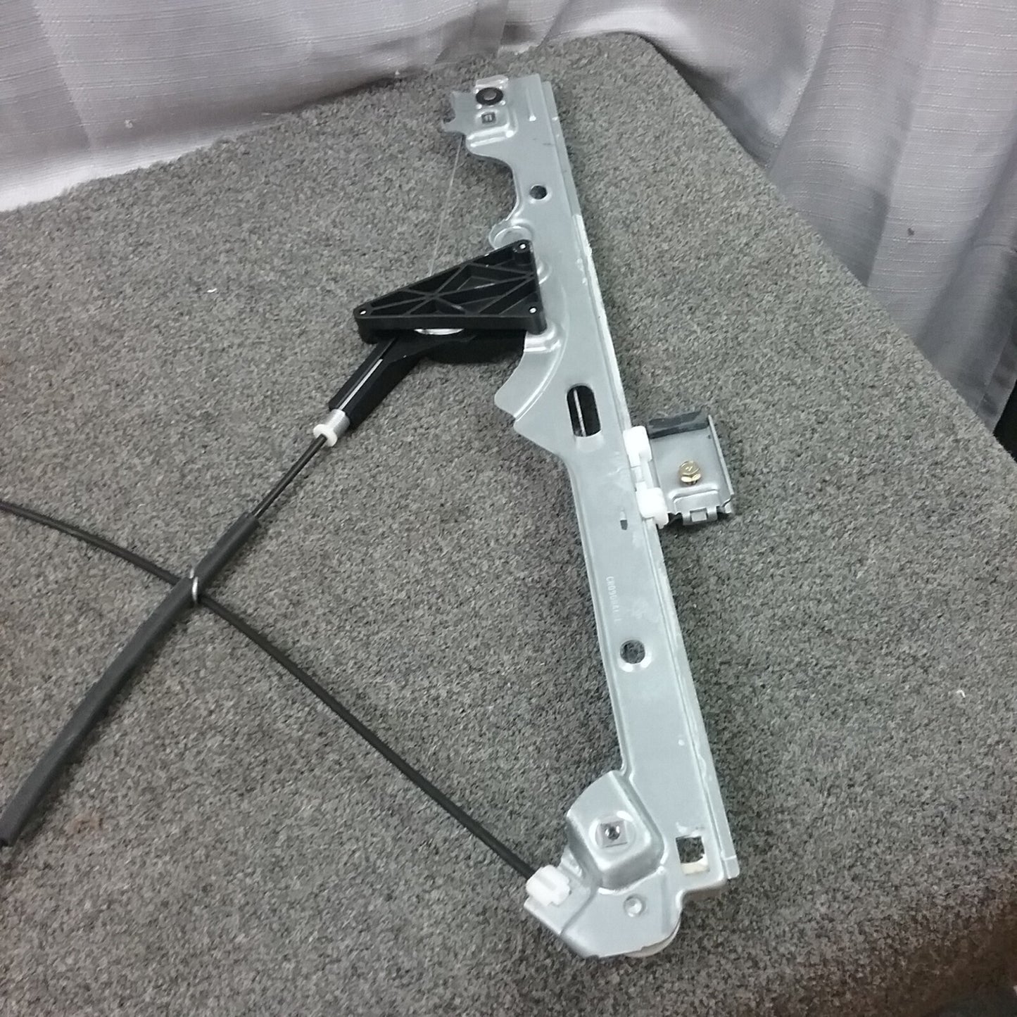 NEW GENIUNE GM 19120095 FRONT DRIVER SIDE POWER WINDOW REGULATOR WITHOUT MOTOR