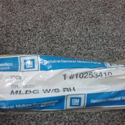 GENIUNE GENERAL MOTORS 10.093 WINDSHIELD UPPER REVEAL MOLDING GM 10253410