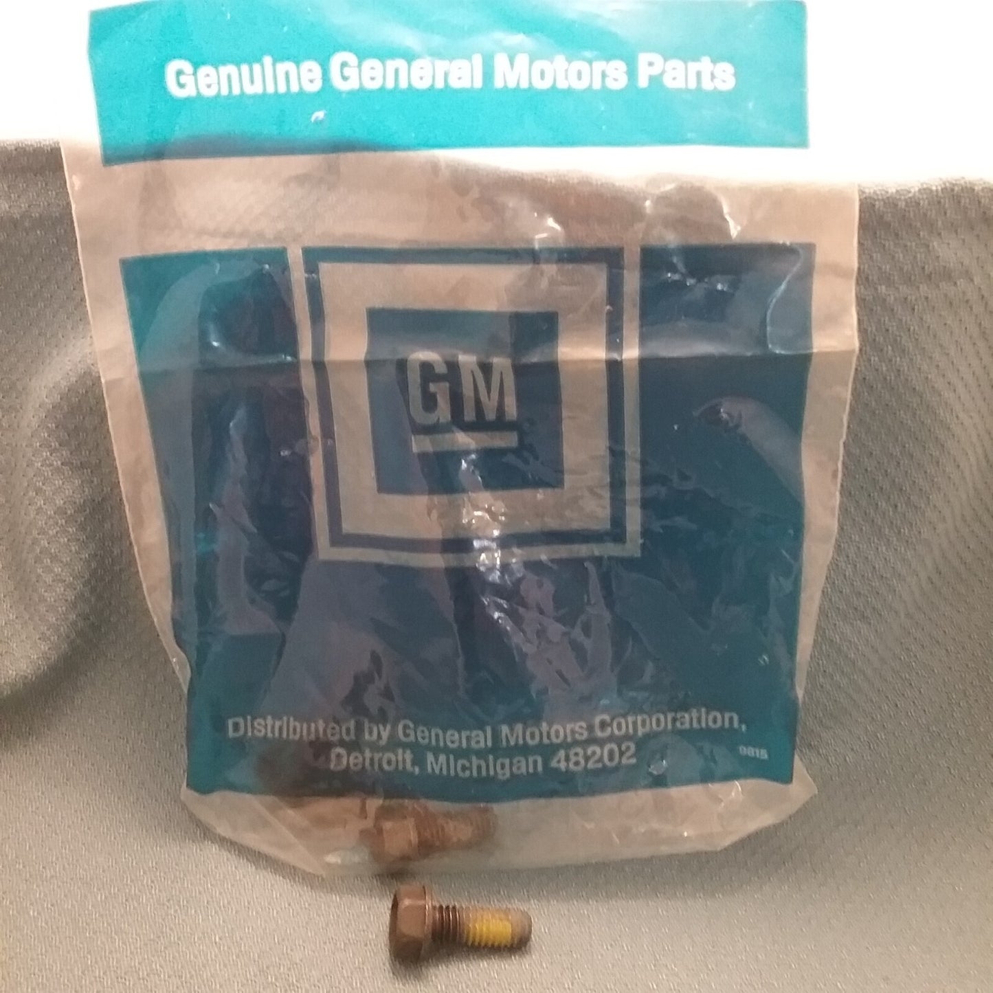 NEW GENUINE GM 15635261 Bolt/Screw, Auxiliary Drive Gear Bearing Retainer