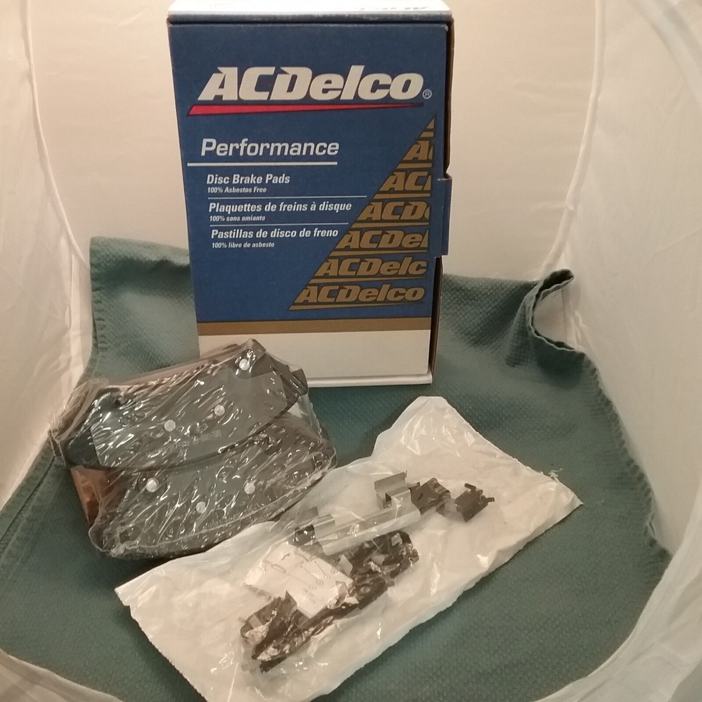 NEW ACDELCO 17D1075CH Ceramic Front Disc Brake Pad Kit GM 19201448