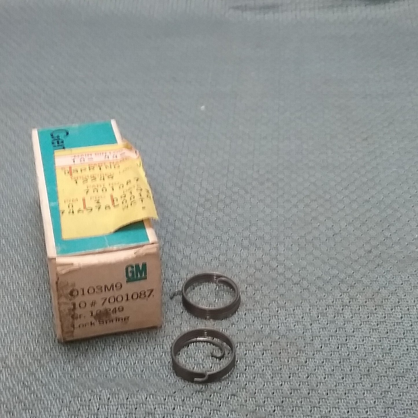 QTY 2 NEW GENUINE GM 7001087 LOCK SPRING REAR COMPARTMENT/TAILGATE LOCK CYLINDER