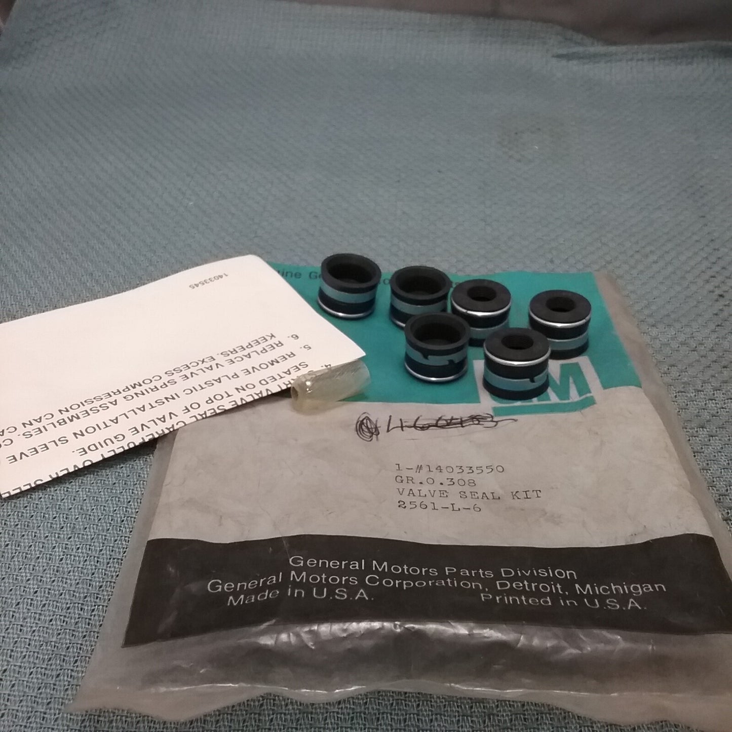 NEW GENUINE GM 14033550 ENGINE VALVE SEAL KIT