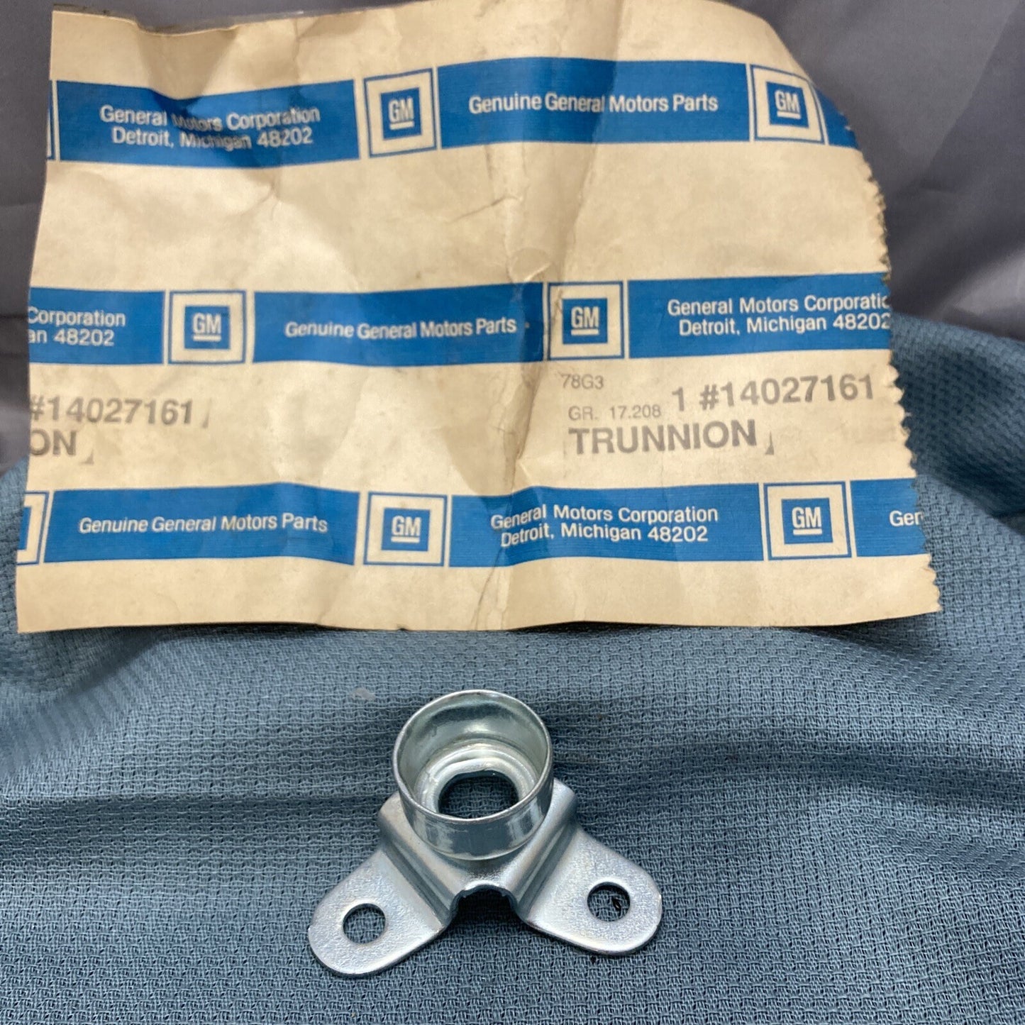NEW GENUINE GM 14027161 TRUNNION HINGE, END GATE GR 17.208
