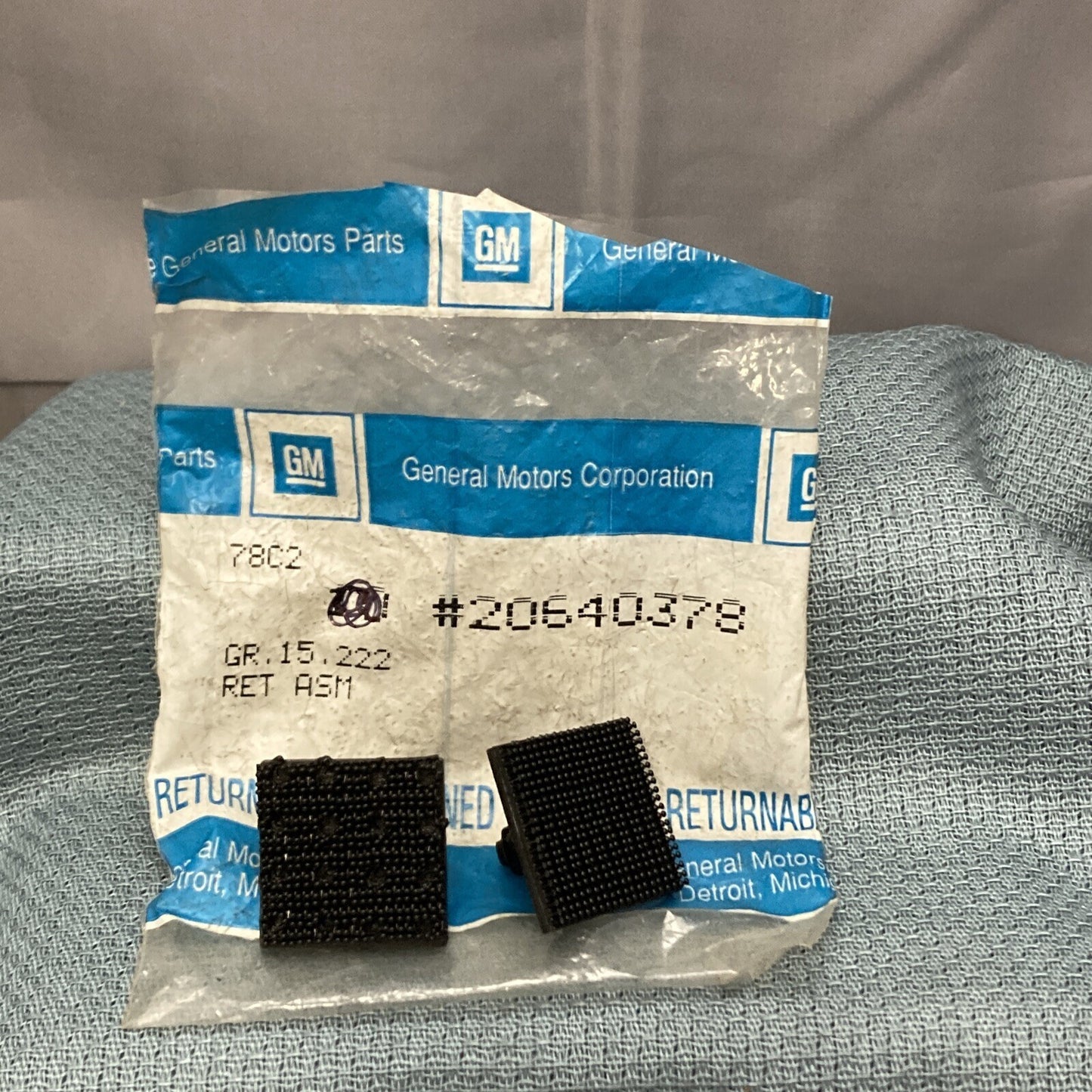 QTY 2 NEW GENUINE GM 9727078 Retainer, High Mount Stop Lamp Cover GR 15.222