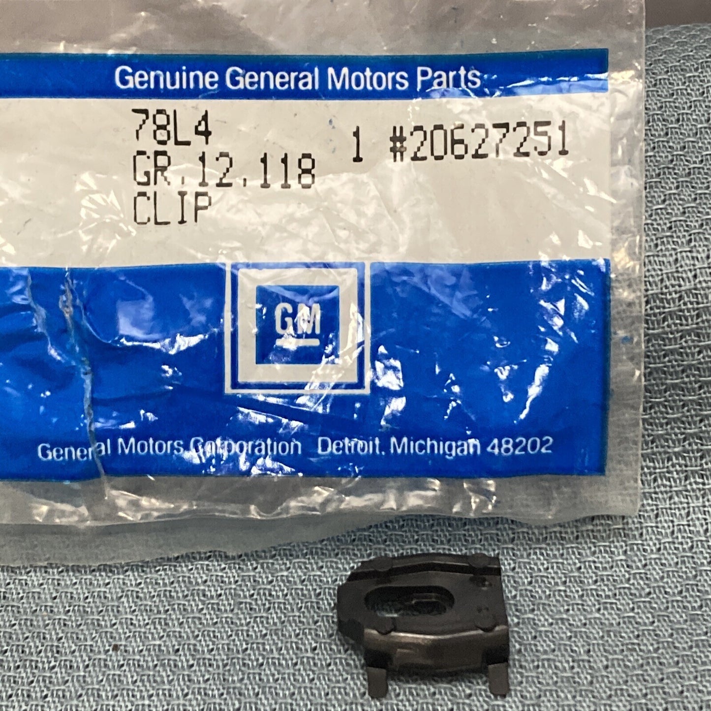 NEW GENUINE GM 20627251 CLIP, FRONT FENDER MOLDING, BLACK 1982-1990