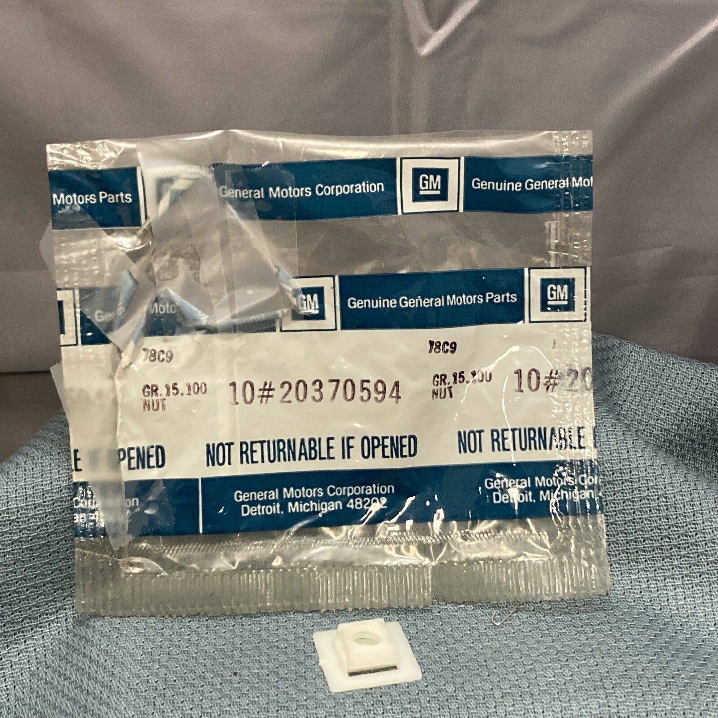 NEW GENUINE GM 20370594 NUT, PUSH-IN 13.25X20 RECTANGULAR HOLE 375, 12 A