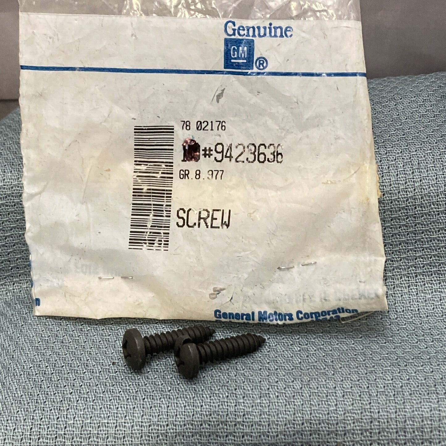 QTY 2 NEW GENUINE GM 9423636 BOLT, LICENSE PLATE BRACKET GR 8.977
