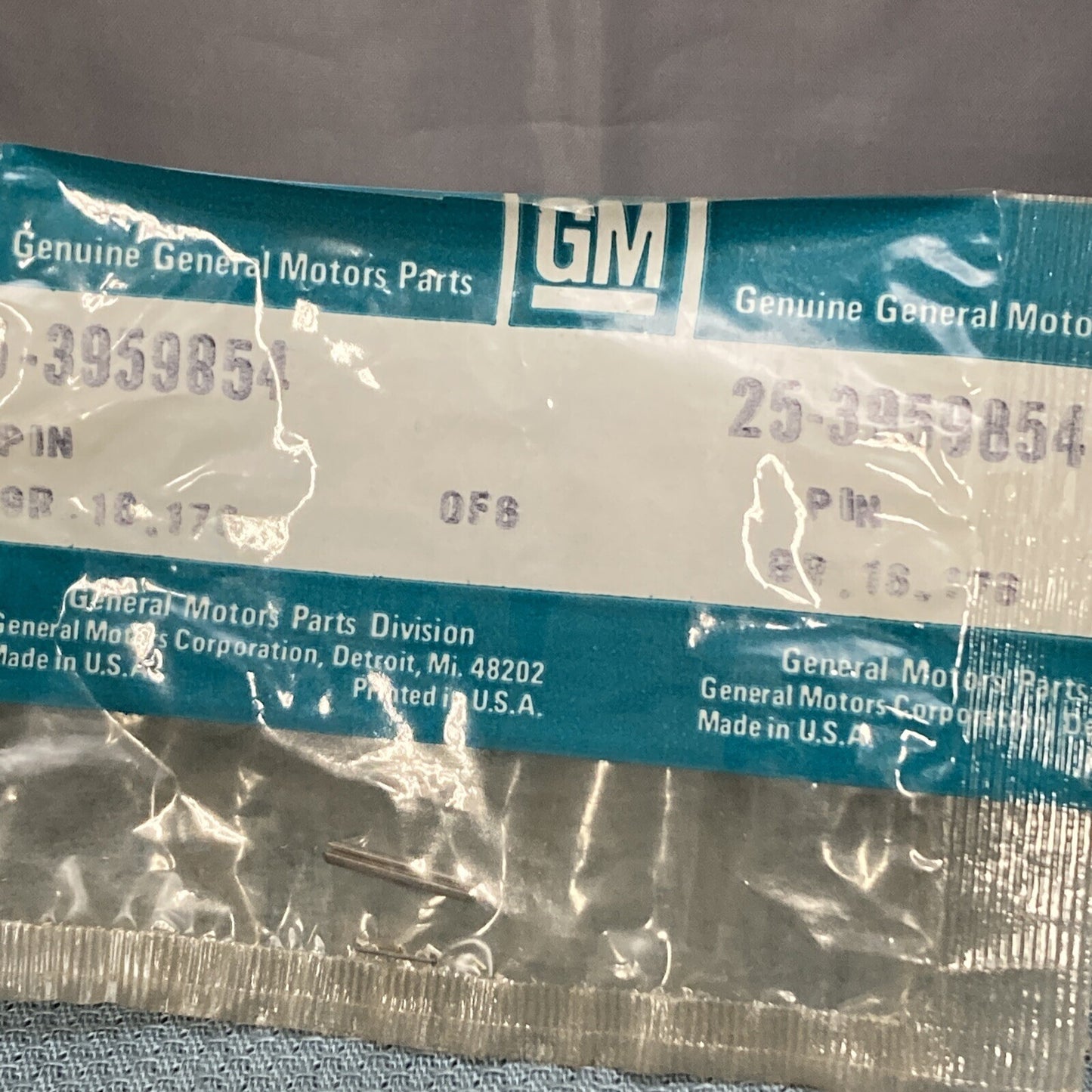 NEW GENUINE GM 3959854 PIN, FRONT DOOR VENT LOCK HANDLE GR 18.178