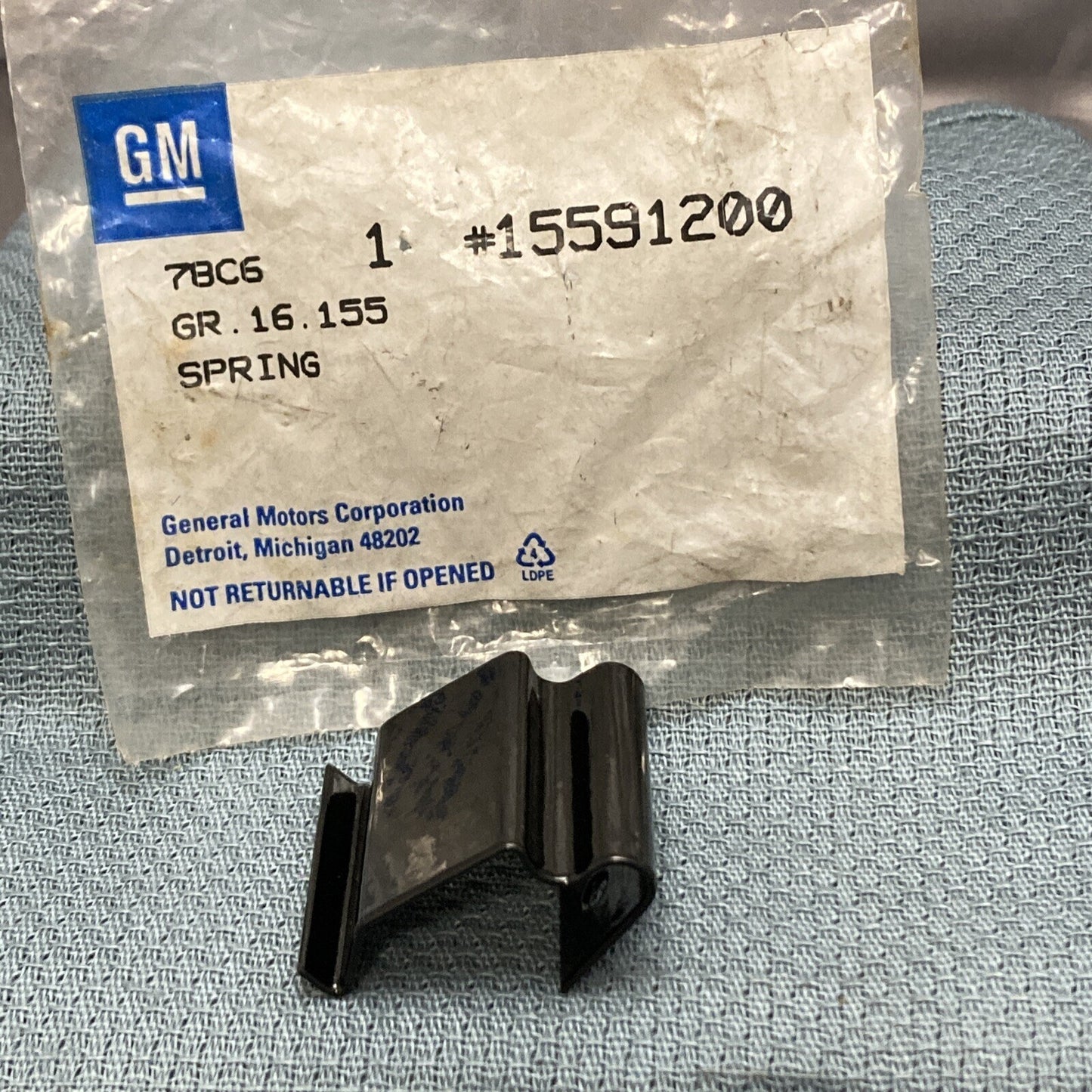 NEW GENUINE GM 15591200 SPRING, REAR SEAT ARM REST HINGE 1985-1995 GR 16.155