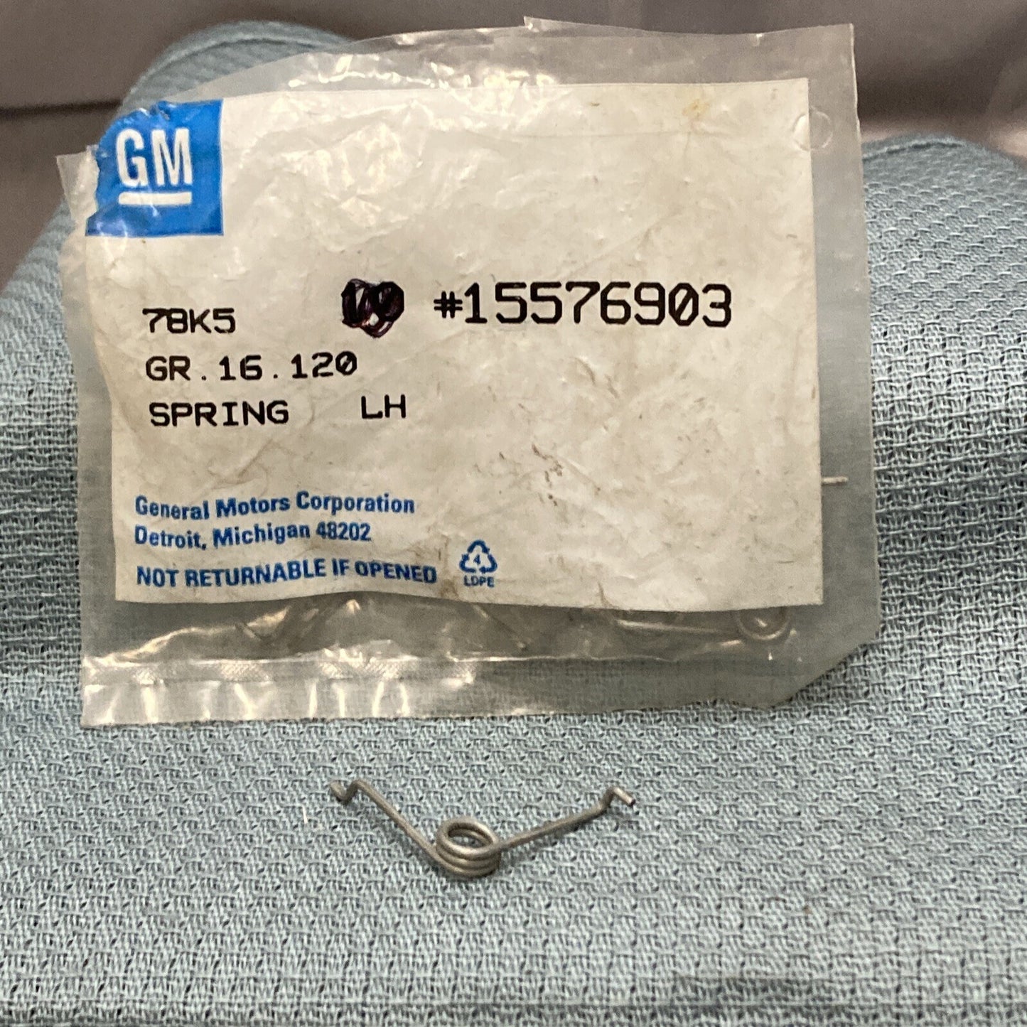 NEW GENUINE GM 15576903 SPRING, ASHTRAY LH *DRIFTWOOD 1988-1994 GR 16.120