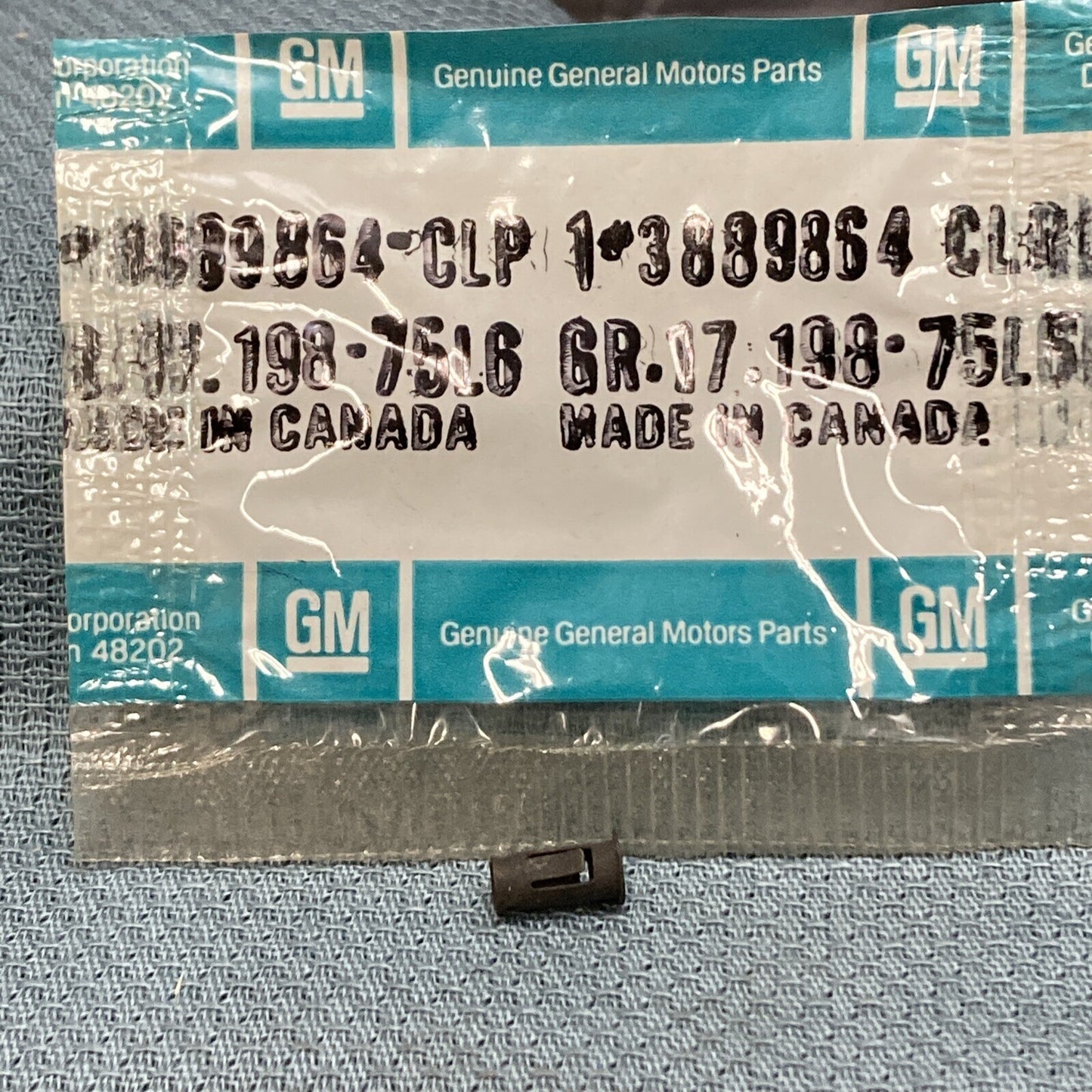 NEW GENUINE GM 3889864 RETAINER, END GATE LOCK GR 17.198