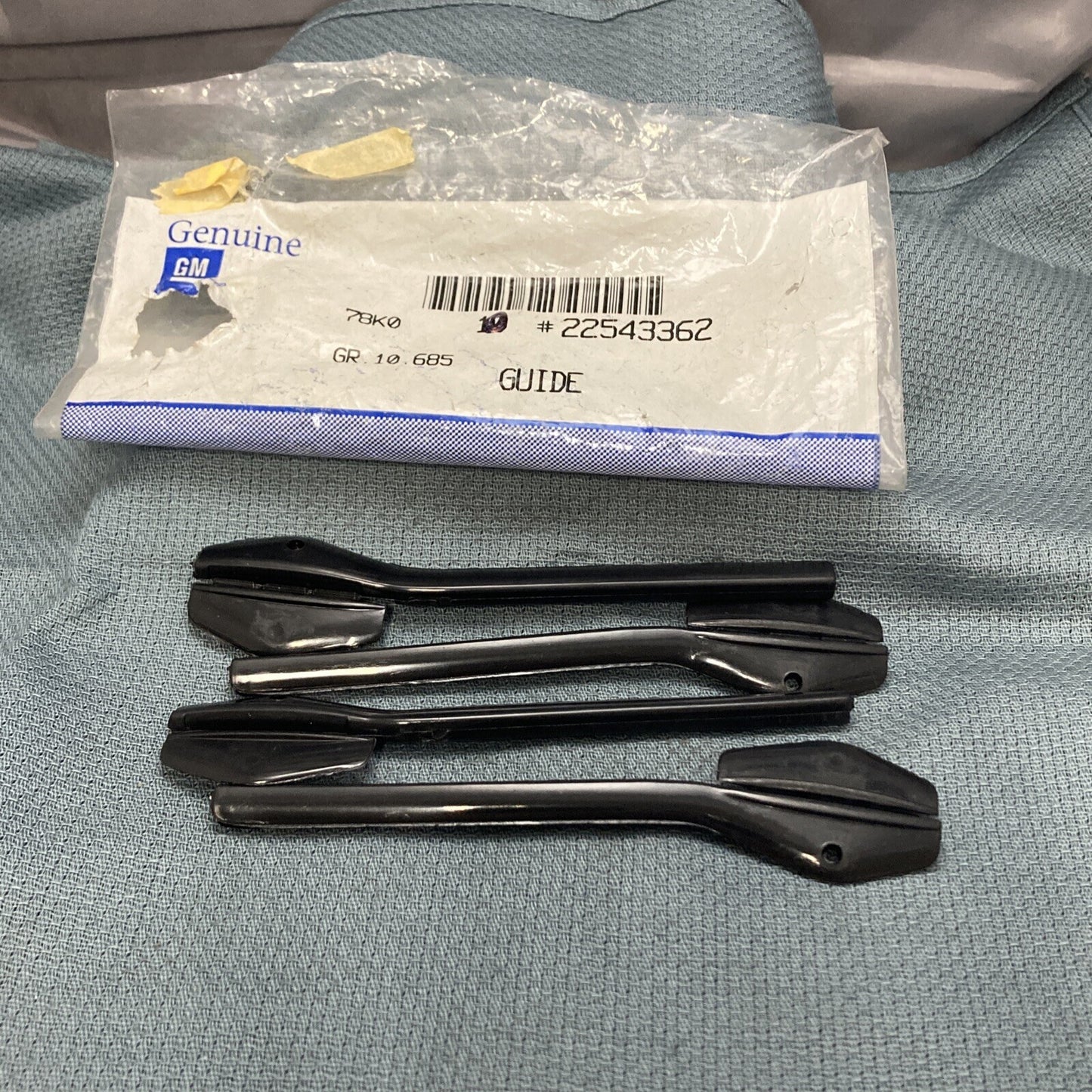 QTY 4 NEW GENUINE GM 22543362 GUIDE, GLASS FRONT DOOR WINDOW FRONT 1982-1994
