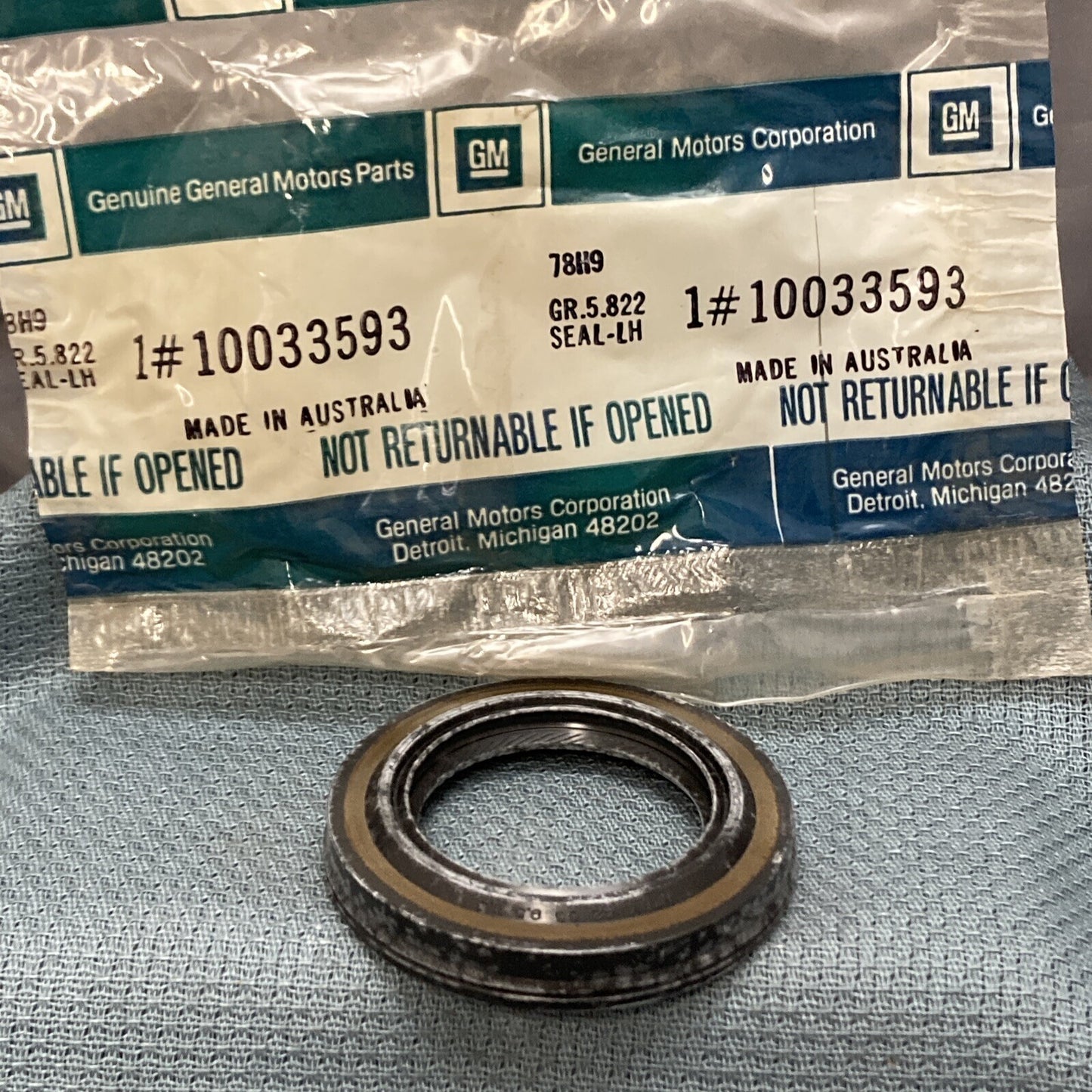 NEW GENUINE GM 10033593 SEAL ASSEMBLY, REAR AXLE SHAFT BEARING OR HUB GR. 5.822