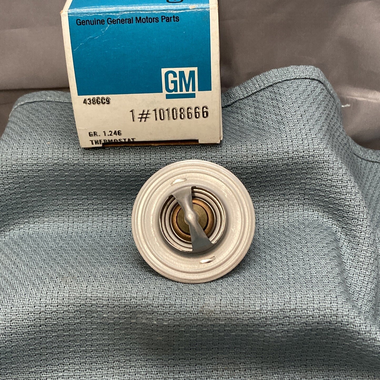 NEW GENUINE GM 10108666 THERMOSTAT ASSEMBY, ENGINE COOLANT 1991 CHEVY CAPRICE