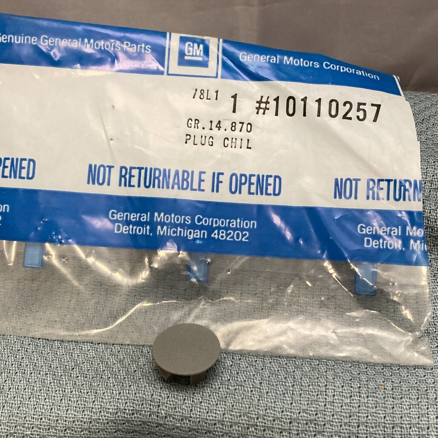 NEW GENUINE GM 10110257 PLUG, CHILD SEAT RESTRAINT SYSTEM ANCHOR PLATE BOLT HOLE