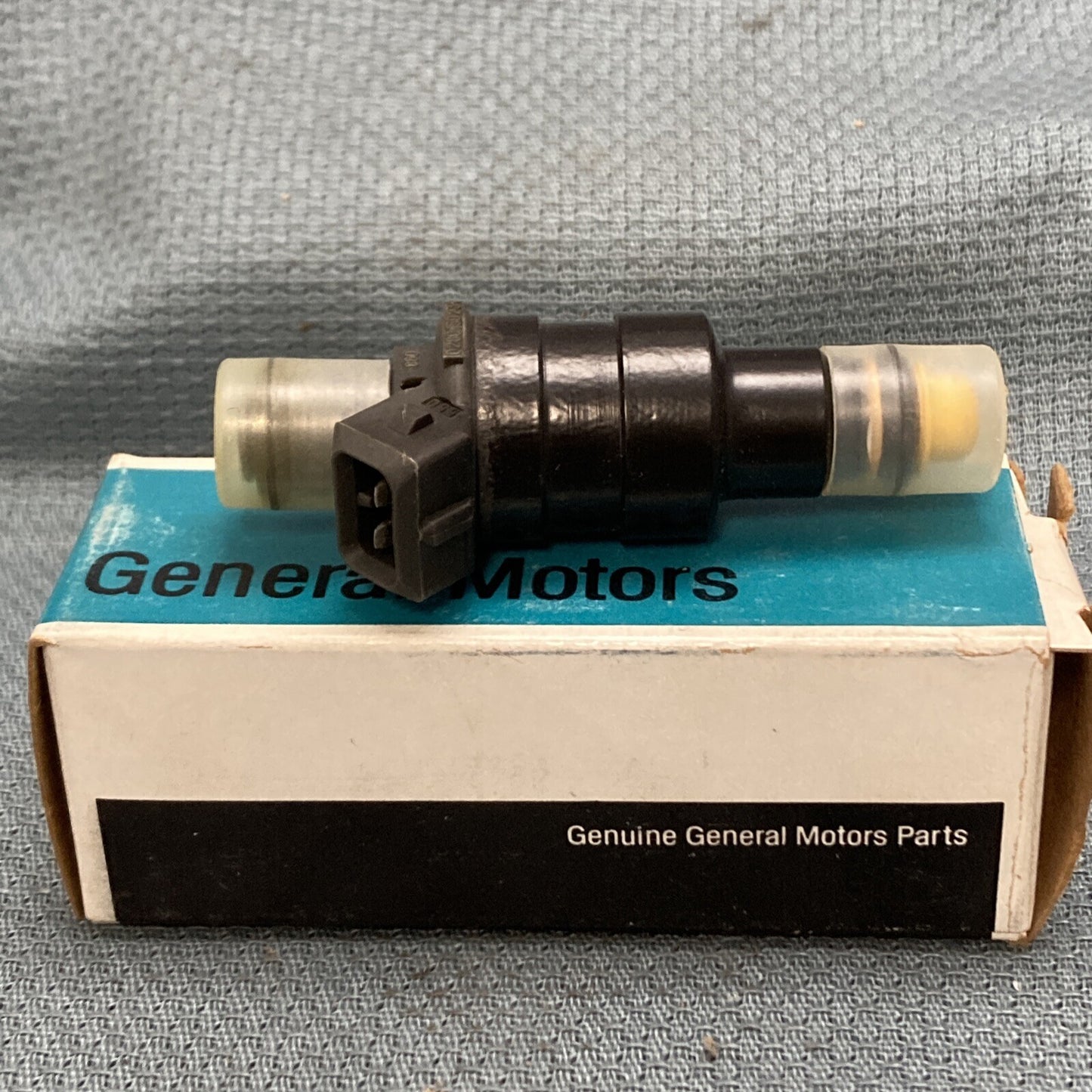 NEW GENUINE GM 25527181 FUEL INJECTOR GR 3.300
