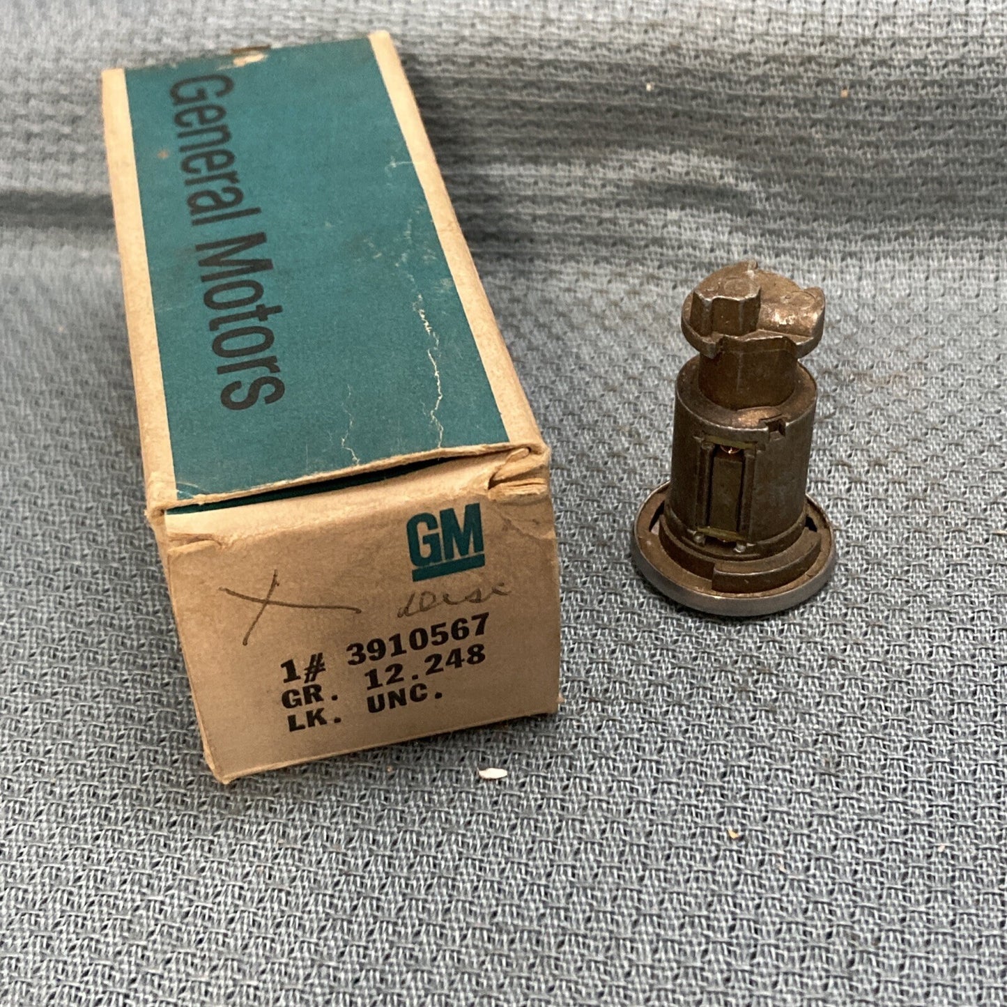 NEW GENUINE GM 3910567 LOCK CYLINDER, UNCODED GR 12.248
