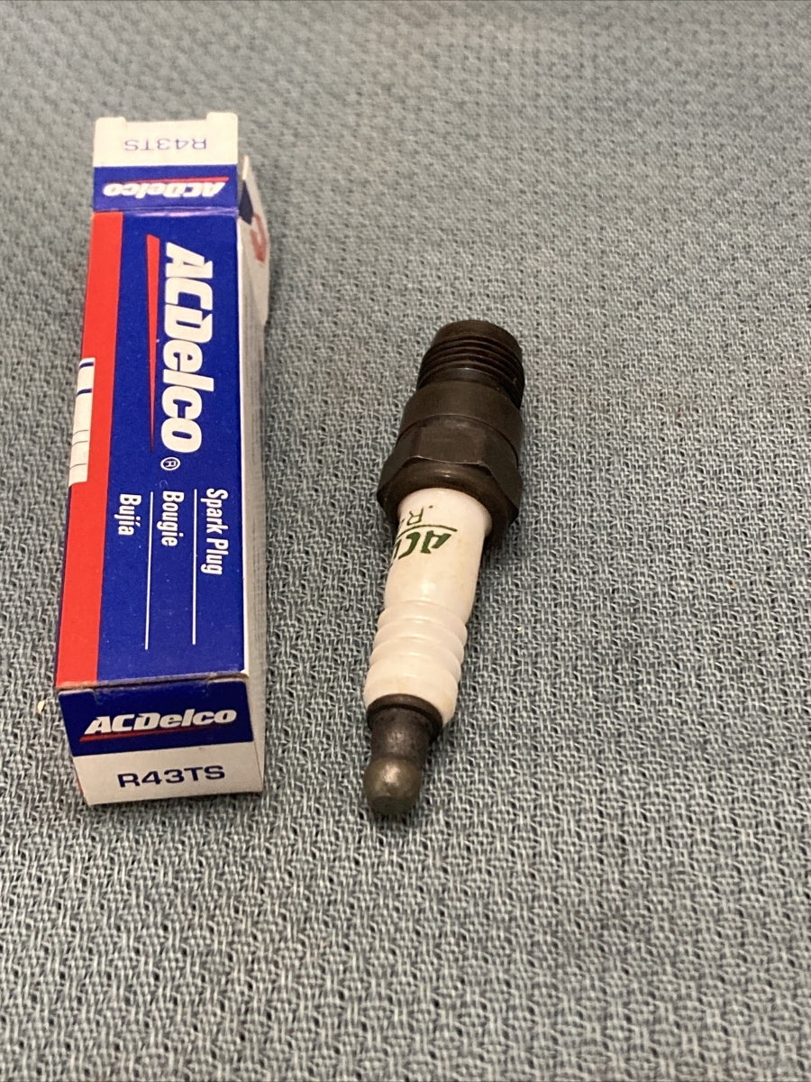 NEW ACDELCO R43TS SPARK PLUG GM 5613325