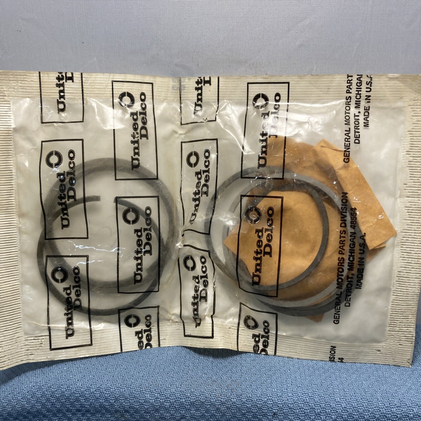 NEW UNITED DELCO 3941963 RING UNIT, Transmission OIl Seal