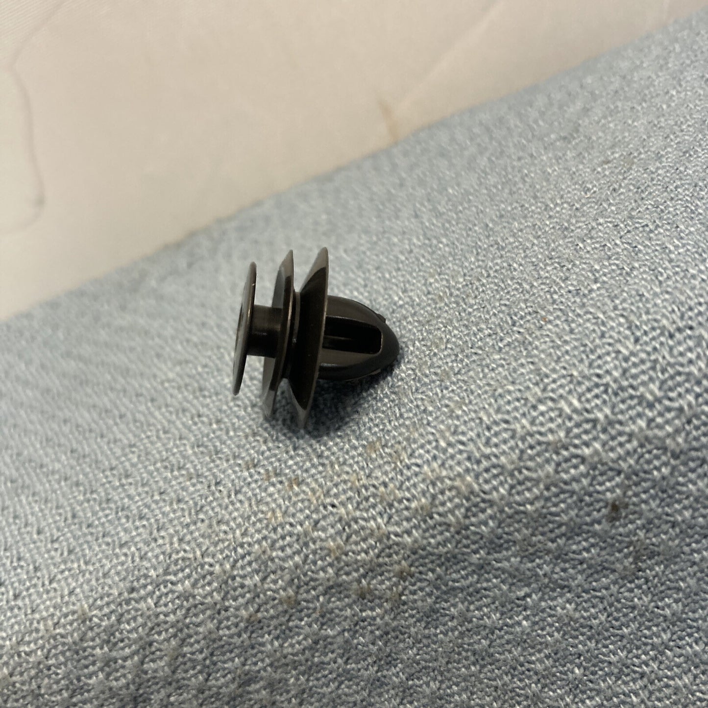 NEW GENUINE GM 94318803 Clip, Front Side Door Trim Retainer ISUZU 8-94318803-1