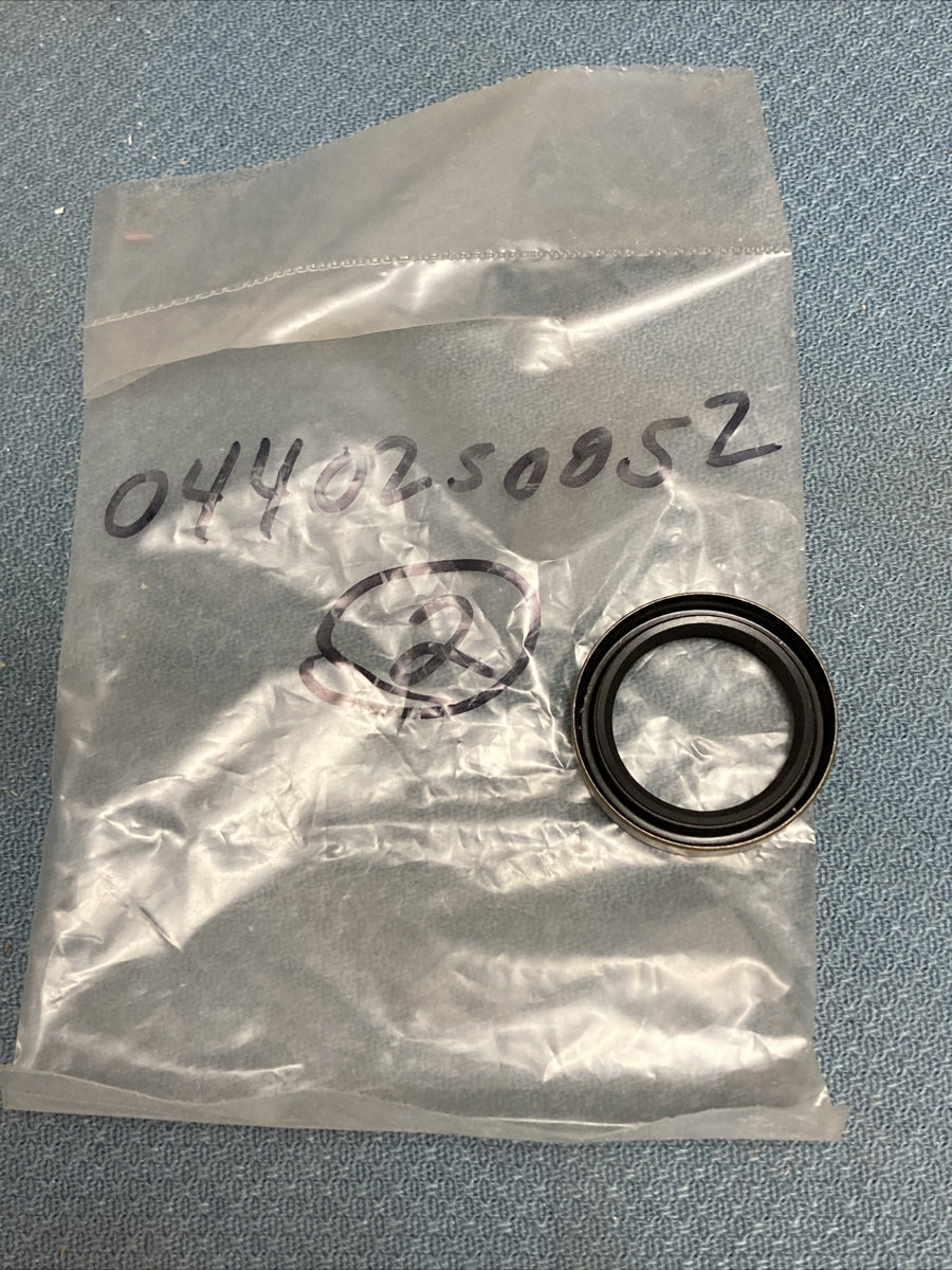 NEW ROBIN SUBARU 044-02500-52 OIL SEAL