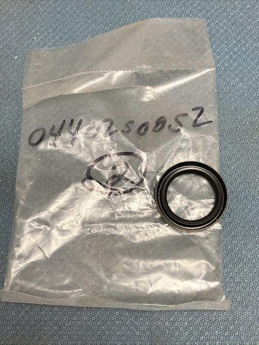 NEW ROBIN SUBARU 044-02500-52 OIL SEAL