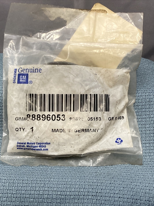 NEW GENUINE GM 88896053 SEAL ASM DIFFERENTIAL DRIVE PINION GEAR 2001-06 GR 5.469
