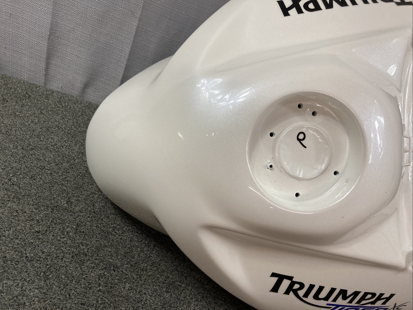 NEW GENUINE VICTORY TRIUMPH T2404312-NW FUEL TANK ASSEMBLY, PAINTED, C WHITE