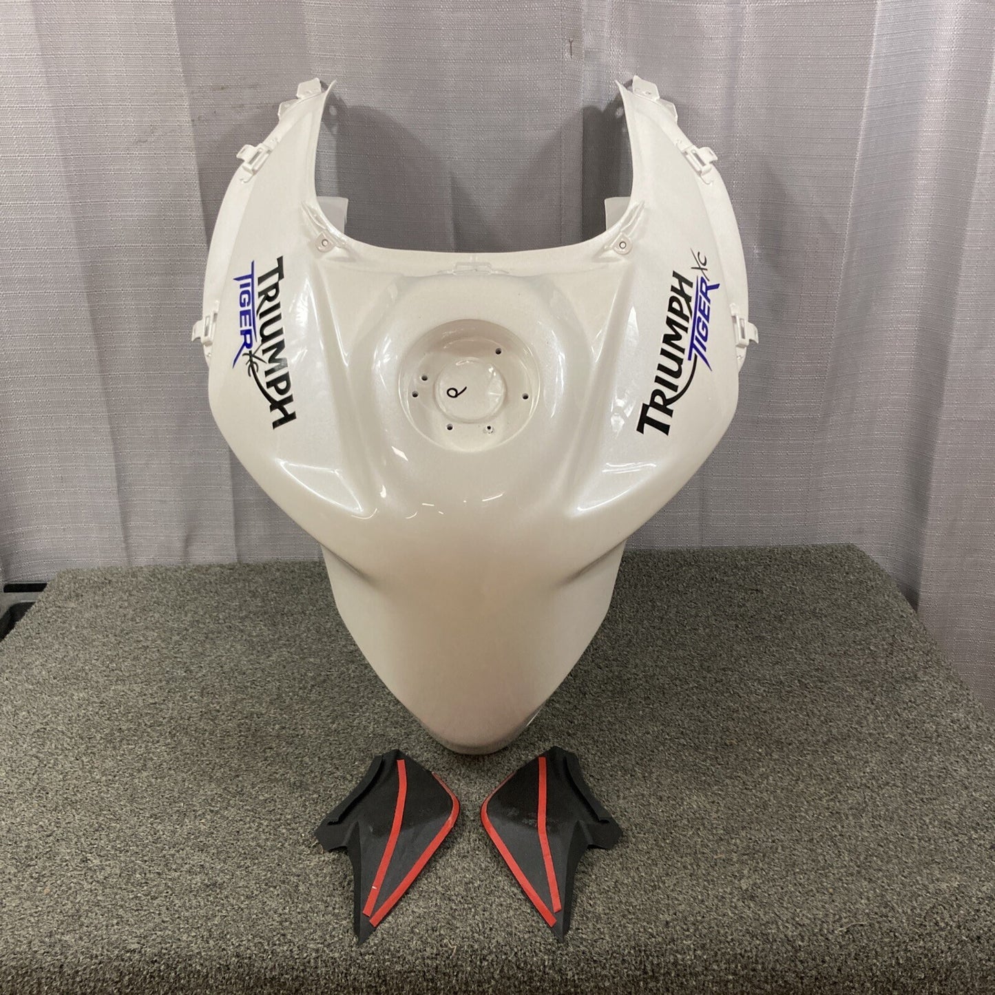 NEW GENUINE VICTORY TRIUMPH T2404312-NW FUEL TANK ASSEMBLY, PAINTED, C WHITE